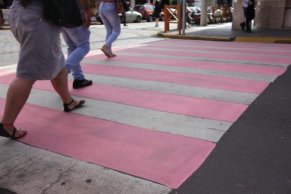 Faixas de pedestres recebem pintura alusiva ao Outubro Rosa